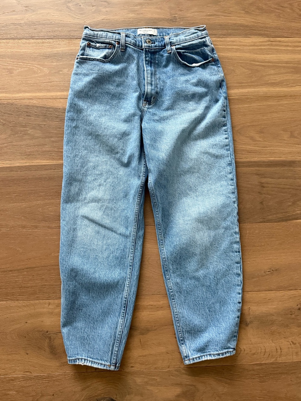 Abercrombie & Fitch Light Blue Vintage Wash High Rise Mom Jeans - size 30/10
